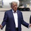 El expresidente Donald Trump habla con reporteros en el Aeropuerto Internacional de Des Moines, el sábado 12 de agosto de 2023, Des Moines, Iowa. (AP Foto/Charlie Neibergall)