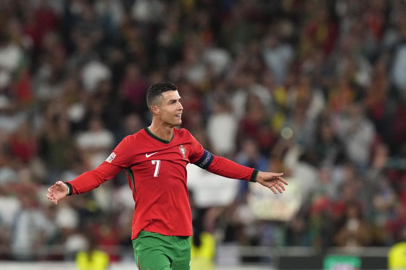 El portugués Cristiano Ronaldo celebra tras el triunfo de su selección en la Liga de Naciones ante Escocia el domingo 8 de septiembre del 2024. (AP Foto/Armando Franca)