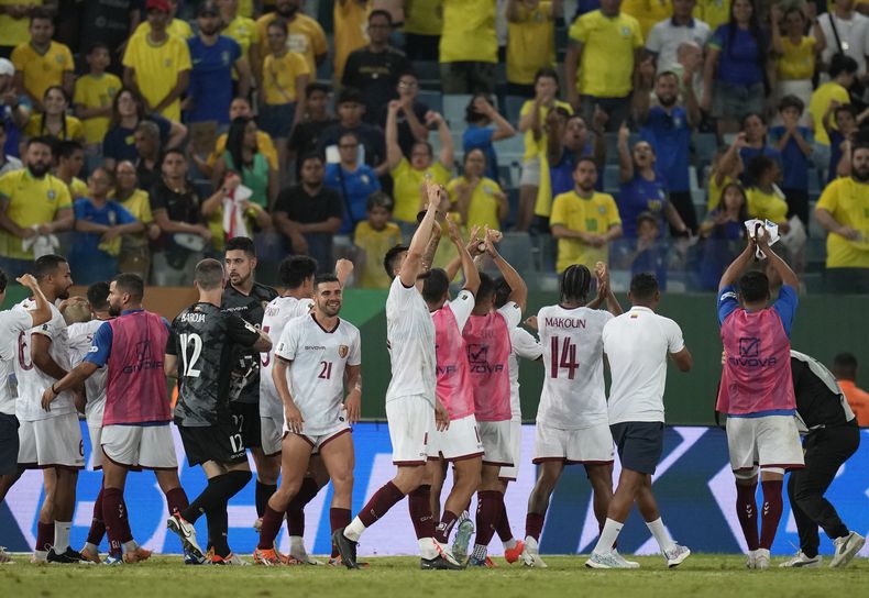 Los jugadores de Venezuela celebran tras el empate 1-1 contra Brasil en las eliminatorias rumbo al Mundial 2026, el jueves 12 de octubre de 2023, en Cuiaba, Brasil. (AP Foto/Andre Penner)