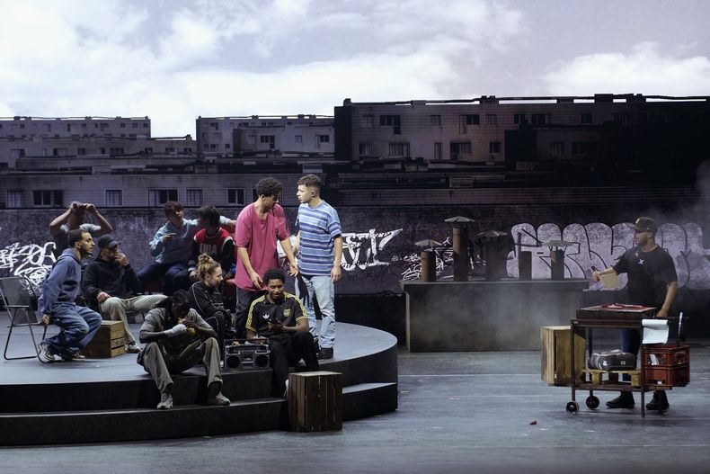Los actores en un ensayo del espectáculo musical La Haine, en Tremblay en Francia, el martes 17 de septiembre de 2024. (Foto AP/Christophe Ena)