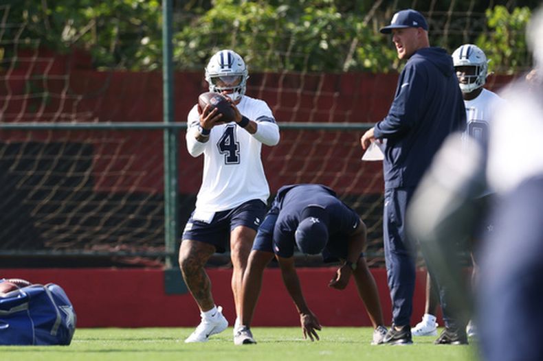 Dak Prescott (4), quarterback de los Cowboys de Dallas, trabaja en las instalaciones del equipo de fútbol Flamengo durante la práctica ligera del equipo de cara al juego de la NFL en Río de Janeiro contra los Ravens de Baltimore, el viernes 25 de septiembre de 2026, en Rio de Janeiro. (AP Foto/Lucas Figueiredo)