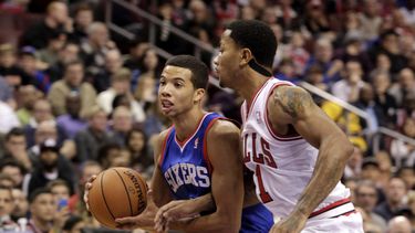 americateve | Michael Carter-Williams, de los 76ers de Filadelfia, a la izquierda, conduce el bal&oacute;n ante la marca de Derrick Rose, de los Bulls de Chicago, en la primera mitad del partido de la NBA en Filadelfia, el s&aacute;bado 2 de noviembre de 2013. Los Sixe