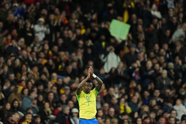 Vinicius Junior, de la selección de Brasil, aplaude tras ser sustituido en un partido amistoso ante España, el martes 26 de marzo de 2024, en Madrid (AP Foto/Jose Breton)