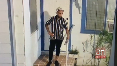 captado en camara hombre intentando entrar en una casa de la pequena habana