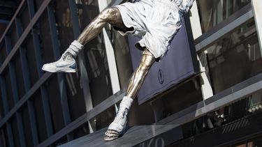 Revelan estatua de Nowitzki afuera de la arena de los Mavs