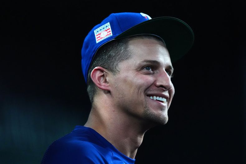 Corey Seager, de los Rangers de Texas, sonríe en el dugout durante el juego de béisbol de Grandes Ligas en contra de los Marineros de Seattle, el domingo 26 de julio de 2026, en Arlington, Texas. (AP Foto/LM Otero)
