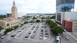 El gobernador de Florida Ron DeSantis está proponiendo que la biblioteca presidencial del presidente Donald Trump sea construida en un estacionamiento en Miami que actualmente es usado por empleados del Miami-Dade College y que está adyacente a la Freedom Tower. Foto del lugar el 23 de septiembre del 2025. (AP foto/Marta Lavandier)