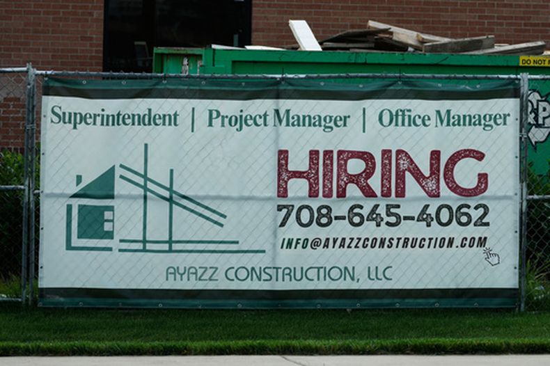 Un letrero de contratación en Buffalo Grove, Illinois, el jueves 25 de junio de 2026. (AP Foto/Nam Y. Huh)