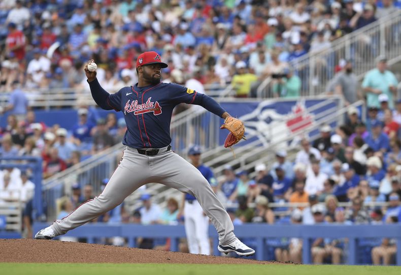 Reynaldo López, de los Bravos de Atlanta, lanza durante un juego de béisbol en contra de los Azulejos de Toronto, el sábado 2 de marzo de 2024, en Dunedin, Florida. López será parte de la rotación de abridores de los Bravos en el inicio de la temporada de Grandes Ligas. (Mark Taylor/The Canadian Press via AP)