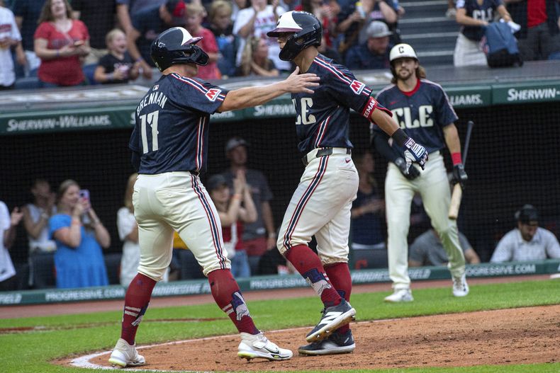 Will Brennan (17), de los Guardianes de Cleveland, felicita a Tyler Freeman por su jonrón de dos carreras ante el lanzador abridor de los Reales de Kansas City, Seth Lugo, durante la séptima entrada de un juego de béisbol en Cleveland, el martes 4 de junio de 2024. (AP Foto/Phil Long)