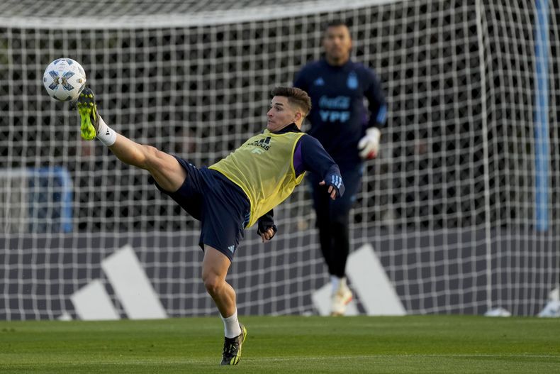 El delantero Julián Álvarez, de Argentina, le pega a la pelota durante un entrenamiento previo al partido ante Ecuador por las eliminatorias sudamericanas para el Mundial 2026. Buenos Aires, Argentina, martes 5 septiembre 2023. (AP Foto/Natacha Pisarenko)