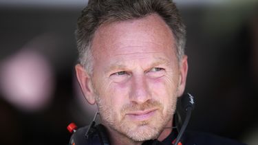 ARCHIVO - El director del equipo Red Bull Christian Horner observa desde los pits la segunda práctica del Gran Premio de Francia, en el circuito de Le Castellet, el 22 de julio de 2022. (AP Foto/Manu Fernández, Archivo)