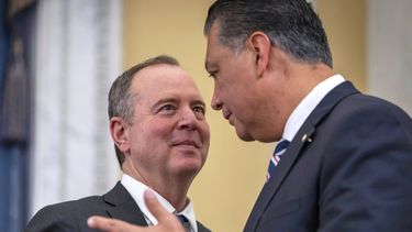Los senadores demócratas por California Adam Schiff y Alex Padilla en el Congreso en Washington el 11 de diciembre del 2024. (AP foto/Ben Curtis)