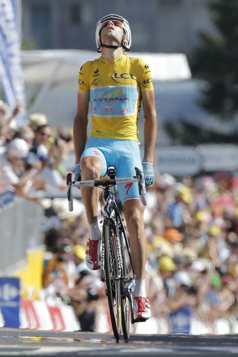 El italiano Vincenzo Nibali se relaja tras ganar la 13ra etapa y afianzarse en el liderato del Tour de Francia el 18 de julio del 2014. (AP Photo/Christophe Ena)