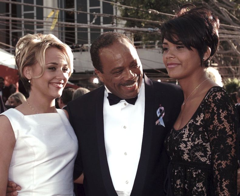 ARCHIVO - Quincy Jones, centro, posa con sus hijas Rashida, izquierda y Kidada cuando llegan a la 68ª Entrega Anual de los Premios de la Academia en Los Ángeles, el lunes 25 de marzo de 1996. Quincy Jones murió a los 91 años. (Foto AP/Mark Terrill, archivo)