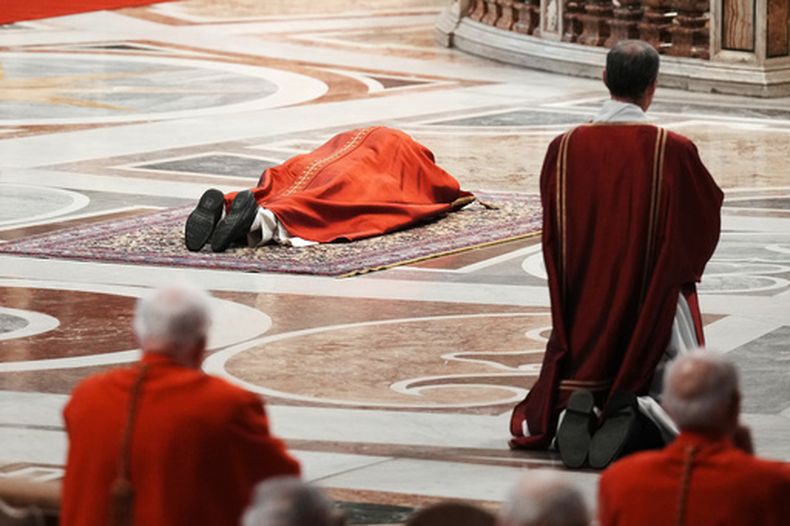 El papa León XIV se prostra en la celebración de la Pasión del Señor en la Basílica de San Pedro, en el Vaticano, el viernes 3 de abril de 2026. (AP Foto/Andrew Medichini)
