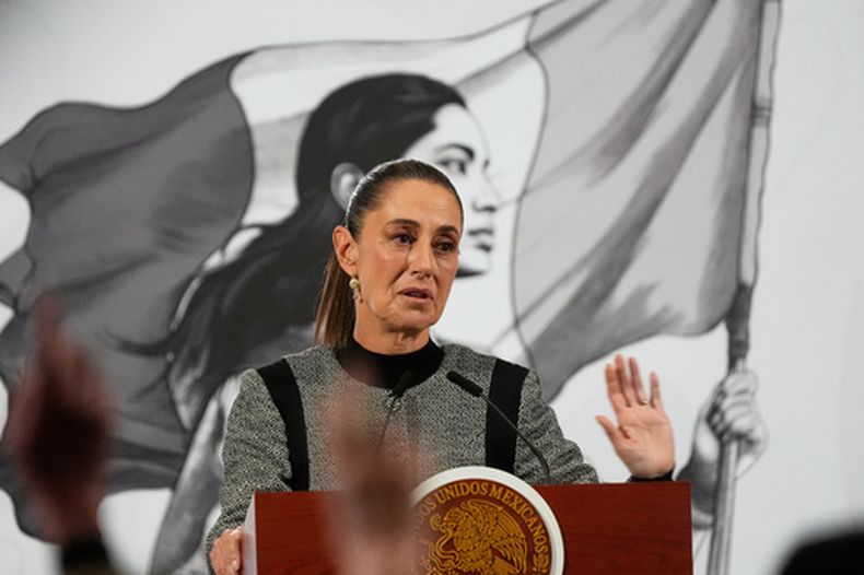 ARCHIVO – La presidenta de México, Claudia Sheinbaum, habla en su conferencia de prensa matutina en el Palacio Nacional de Ciudad de México, el 28 de noviembre de 2025. (AP Foto/Marco Ugarte, Archivo)