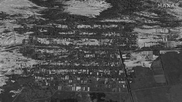 Esta imagen por satélite proporcionada por Maxar Technologies muestra el poblado inundado de Korsunka, en el sur de Ucrania, el martes 6 de junio de 2023. (Maxar Technologies via AP)
