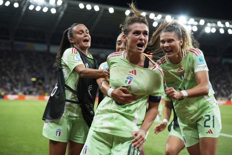 Cristiana Girelli (centro) celebra tras anotar el segundo gol de Italia ante Noruega en los cuartos de final de la Eurocopa femenina, el miércoles 16 de julio de 2025, en Ginebra, Suiza. (AP Foto/Alessandra Tarantino)