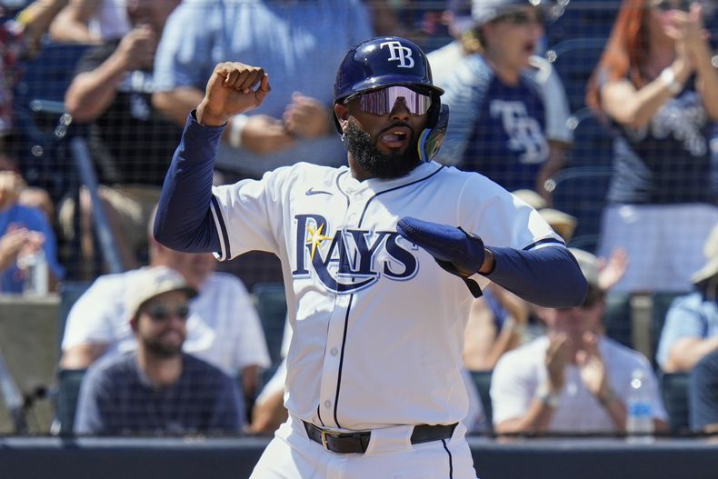 El dominicano Junior Caminero de los Rays de Tampa Bay celebra tras anotar en un toque sencillo del panameño José Caballero ante los Rockies de Colorado el domingo 30 de marzo del 2025. (AP Foto/Chris OMeara)