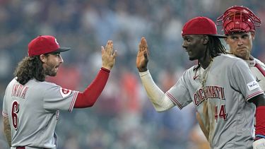 Jonathan India (6) y Elly De La Cruz (44) de los Rojos de Cincinnati celebran la victoria ante los Astros de Houston, el sábado 17 de junio de 2023, en Houston. (AP Foto/David J. Phillip)