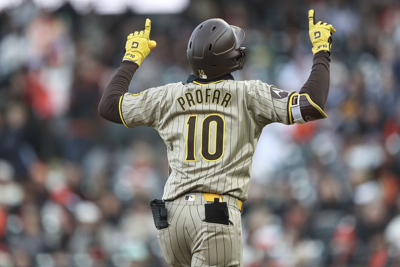 Jurickson Profar, de los Padres de San Diego, festeja su grand slam en el juego del sábado 6 de abril de 2024, ante los Gigantes de San Francisco (AP Foto/Kavin Mistry)