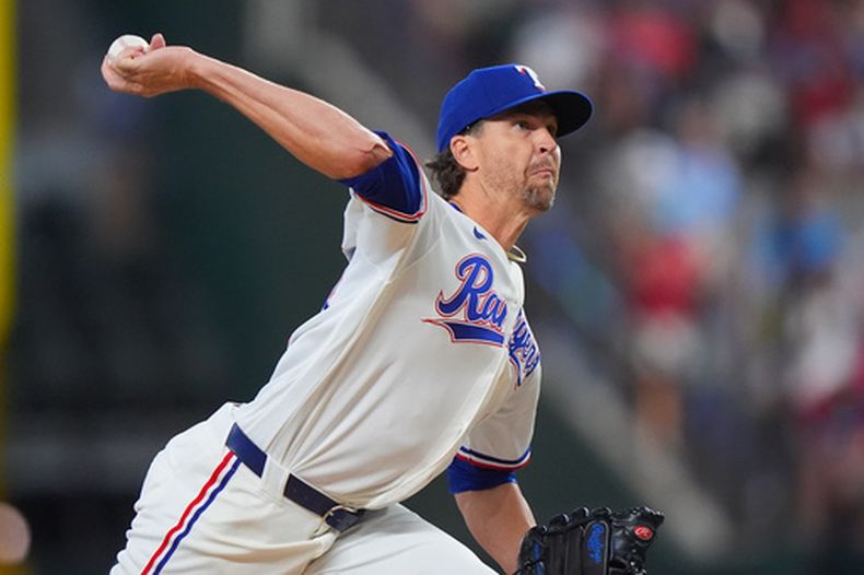 Jacob deGrom, de los Rangers de Texas, lanza en el duelo ante los Orioles de Baltimore, el sábado 8 de agosto de 2026 (AP Foto/LM Otero)