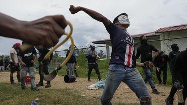 Manifestantes contra el gobierno chocan con la policía en la comunidad indígena de Embera de Arimae, Panamá, el jueves 5 de junio de 2025. (AP Foto/Matías Delacroix)