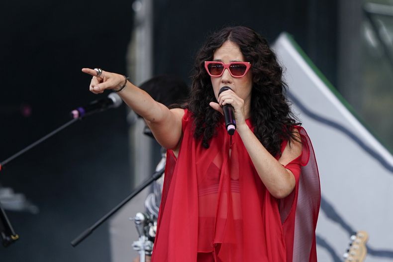 La cantautora mexicana Ximena Sariñana durante su concierto en el festival HERA HSBC en la Ciudad de México el sábado 24 de agosto de 2024. (Foto AP/Aurea Del Rosario)