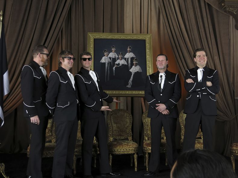 Los integrantes de la banda de rock sueca The Hives, de izquierda a derecha, Mikael Karlsson, alias Vigilante Carlstroem, Johan Gustafsson, alias The Johan, and Only, Niklas Almqvist, alias Nicholaus Arson, Christian Grahn, alias Chris Dangerous y Per Almqvist, alias Howlin Pelle Almqvist, posan durante una conferencia para develar la portada de su álbum The Hives Forever Forever The Hives en la Ciudad de México el martes 1 de abril de 2025. (Foto AP/Berenice Bautista)