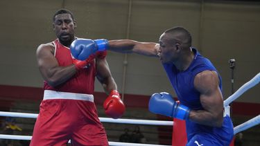 El colombiano Cristian Salcedo lanza un golpe al trinitense Tomas Paul, durante un combate en la categoría de 92 kilogramos en los Juegos Panamericanos de Santiago, el jueves 19 de octubre de 2023 (AP Foto/Martín Mejía)