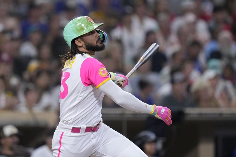 El dominicano Fernando Tatis Jr., de los Padres de San Diego, batea un jonrón en el juego del viernes 28 de julio de 2023, ante los Rangers de Texas (AP Foto/Gregory Bull)