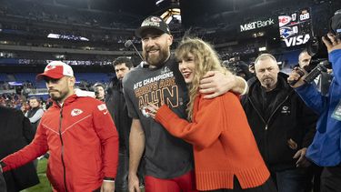 ARCHIVO - El ala cerrada de los Chiefs de Kansas City, Travis Kelce, y Taylor Swift caminan juntos después de un partido de fútbol americano de la NFL por el Campeonato de la AFC entre los Chiefs y los Ravens de Baltimore, el 28 de enero de 2024, en Baltimore. (Foto AP/Julio Cortez, archivo)