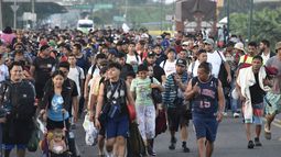 Migrantes caminan por la carretera que atraviesa Suchiate, estado de Chiapas, en el sur de México, el domingo 21 de julio de 2024, al emprender su viaje hacia a la frontera con Estados Unidos. (Foto AP/Edgar H. Clemente)