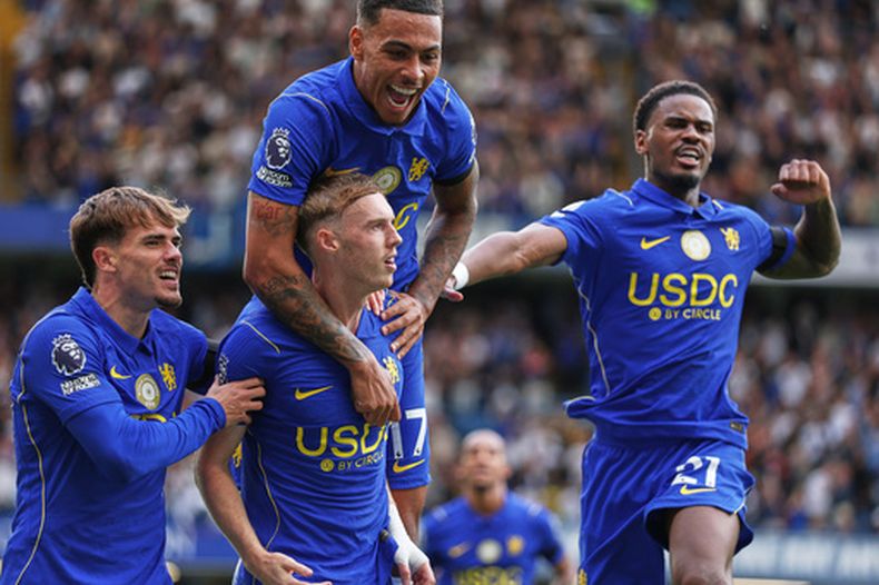 Cole Palmer (centro) celebra tras anotar el cuarto gol de Chelsea en la victoria 4-3 ante Brighton en la Liga Premier, el domingo 30 de agosto de 2026, en Londres. (AP Foto/Ian Walton)