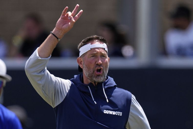 El entrenador en jefe de los Cowboys de Dallas, Brian Schottenheimer, gesticula durante el campo de entrenamiento el sábado 26 de julio de 2025, en Oxnard, California. (AP Photo/Mark J. Terrill)