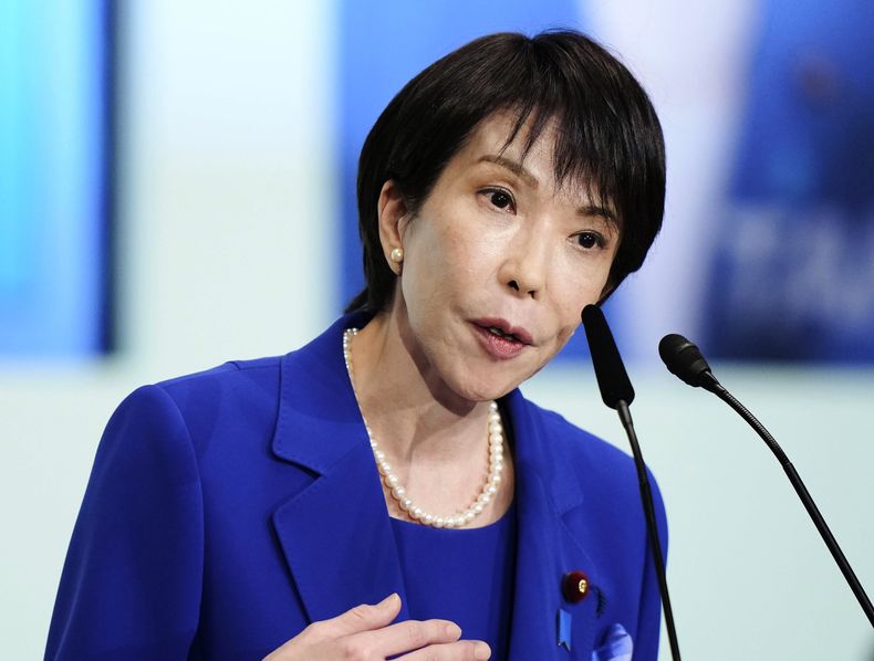 La exministra de Seguridad Económica Sanae Takaichi, interviene durante la elección del nuevo líder del Partido Liberal Democrático, en Tokio, Japón, el 4 de octubre de 2025. (Kyodo News vía AP)