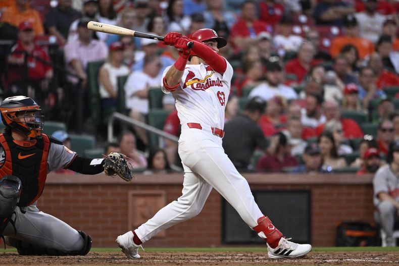 Michael SIani de los Cardenales de San Luis observa su cuadrangular de tres carreras en la cuarta entrada del juego de béisbol ante los Orioles de Baltimore, el lunes 20 de mayo de 2024, en San Luis. (AP Foto/Joe Puetz)