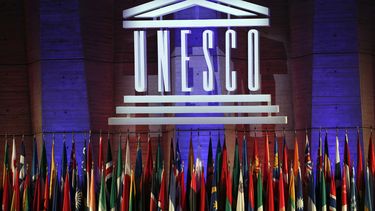 ARCHIVO - El logotipo de la Organización de las Naciones Unidas para la Educación, la Ciencia y la Cultura (UNESCO) se ve durante la 39ª sesión de la Conferencia General en la sede de la UNESCO en París, el sábado 4 de noviembre de 2017. Estados Unidos regresó formalmente a la UNESCO después de 5 años de ausencia el martes 11 de julio de 2023. (Foto AP/Christophe Ena, archivo)