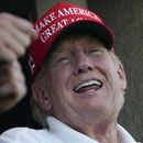 El expresidente Donald Trump ríe durante la ronda final del torneo de golf Bedminster Invitational LIV Golf, el domingo 13 de agosto de 2023, en Bedminster, Nueva Jersey. (Foto AP/Seth Wenig)