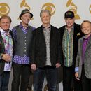 ARCHIVO - Bruce Johnston, de izquierda a derecha, David Marks, Brian Wilson, Mike Love y Al Jardine de The Beach Boys posan tras bambalinas en la 54a entrega anual de los Grammy Awards en Los Ángeles el 12 de febrero de 2012. Un nuevo documental sobre la banda se estrena el 24 de mayo en Disney+. (Foto AP/Mark J. Terrill, archivo)