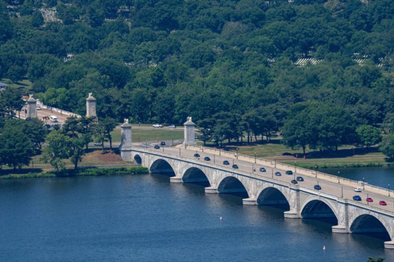 Vista del Puente Conmemorativo de Arlington, sobre el río Potomac, que conduce al Círculo Conmemorativo, donde el presidente Donald Trump ha propuesto construir un arco para conmemorar el 250º aniversario de EEUU, el martes 19 de mayo de 2026 en Washington. (Foto AP/Alex Brandon)