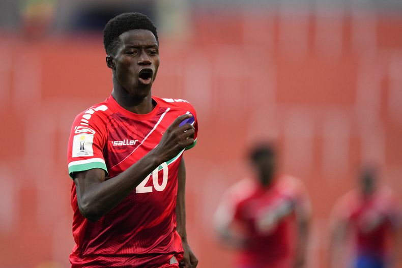 Adama Bojang de Gambia celebra su gol antes del minuto de juego ante Honduras en un duelo por el Grupo F del Mundial Sub20 en el estadio Malvinas Argentinas de Mendoza, Argentina, lunes 22 de mayo, 2023. (AP Foto/Natacha Pisarenko)