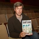 David Szalay, autor de Flesh, posa para una fotografía durante una sesión fotográfica de los 6 autores finalistas del Premio Booker, en Londres, el domingo 9 de noviembre de 2025. (Foto AP/Alberto Pezzali)
