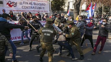 chile: enfrentamientos y protestas ante consulado de cuba