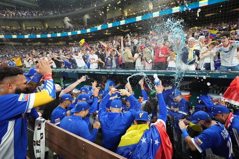 El equipo de Venezuela celebra tras derrotar a Italia en un juego de semifinales del Clásico Mundial de Béisbol, el lunes 16 de marzo de 2026, en Miami. (Foto AP/Rebecca Blackwell)