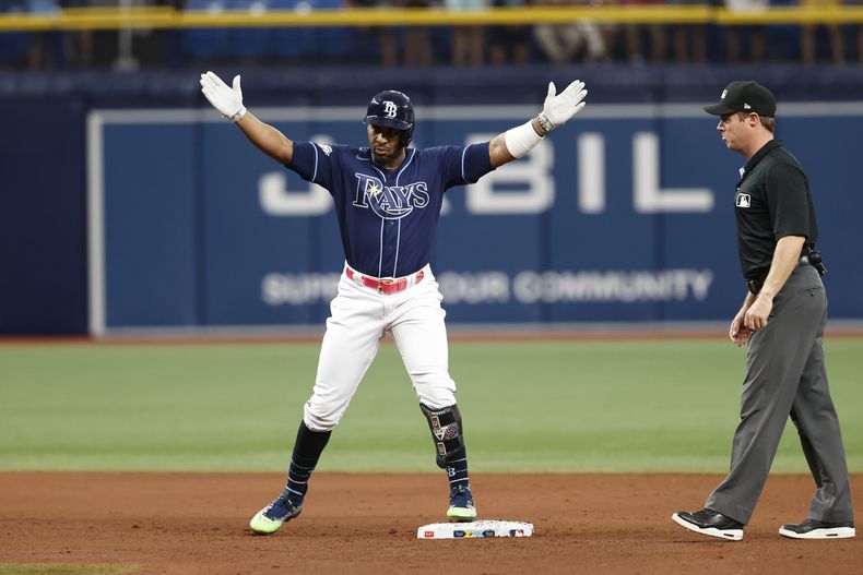 El cubano Yandy Díaz, der los Rays de Tampa Bay, celebra luego de conectar un doble ante los Marineros de Seattle, el sábado 9 de septiembre de 2023 (AP Foto/Scott Audette)