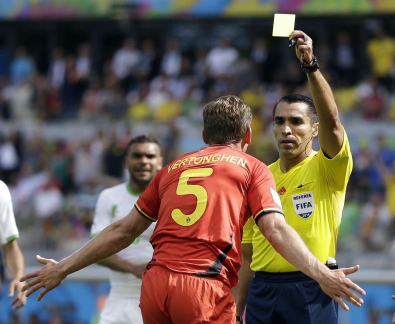 El &aacute;rbitro mexicano Marco Antonio Rodr&iacute;guez muestra la tarjeta amarilla al belga Jan Vertonghen durante un partido del Grupo H mundialista, contra Argelia, el martes 17 de junio de 2014 (AP Foto/Ricardo Mazal&aacute;n)