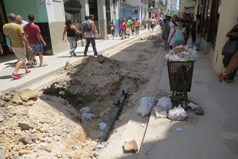 La intersección entre las calles Obispo y Bernaza ha sido tomada por la basura y los escombros.