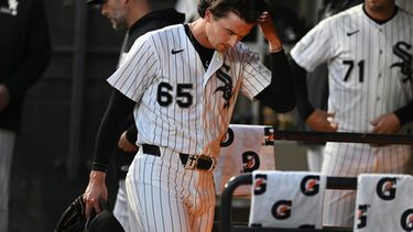 El abridor de los Medias Blancas de Chicago Davis Martin reacciona en el dugout al salir en la primera entrada del encuentro ante los Rockies de Colorado el sábado 26 de septiembre del 2026. (AP Foto/Paul Beaty)